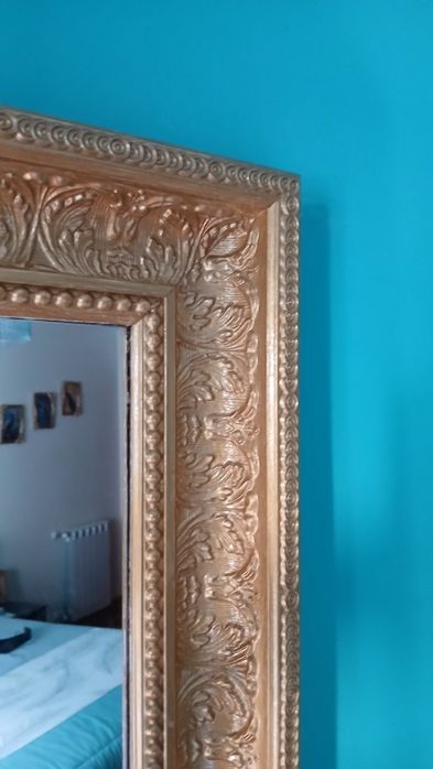 Espelho de grandes dimensões pintado a dourado