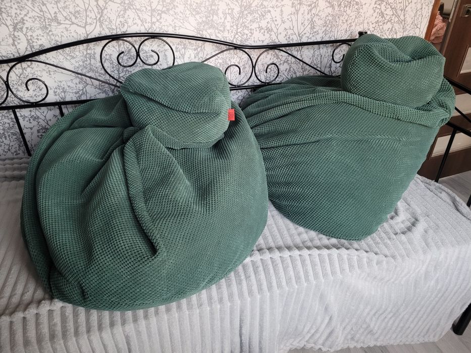 Dwa siedziska z pufami