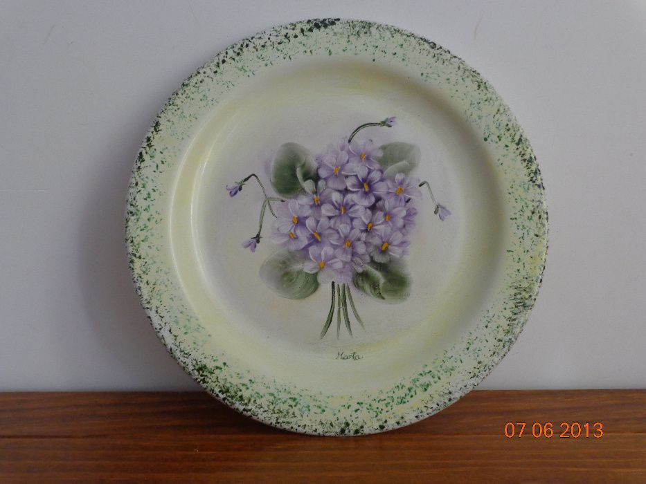 Pratos em porcelana, pintada à mão