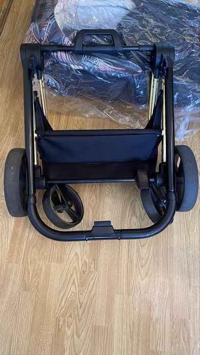 Дитяча коляска .