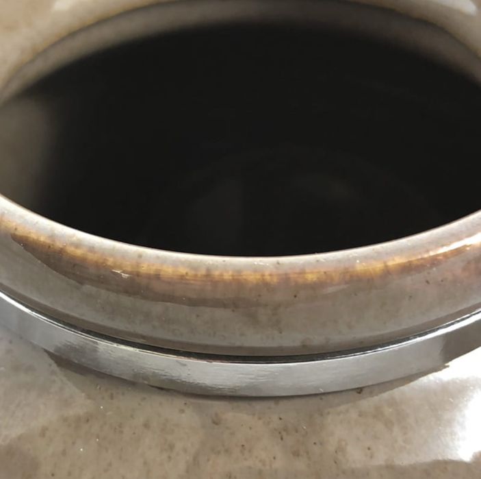 Dwa ceramiczne słoje na klamry