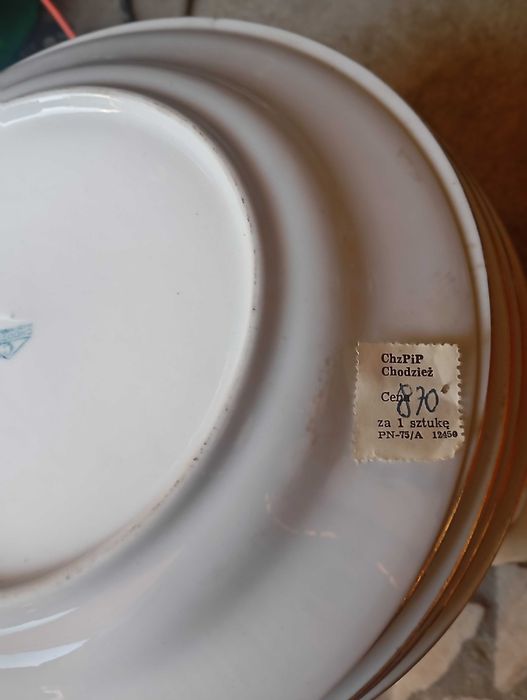 Talerze z PRL raczej nieużywane