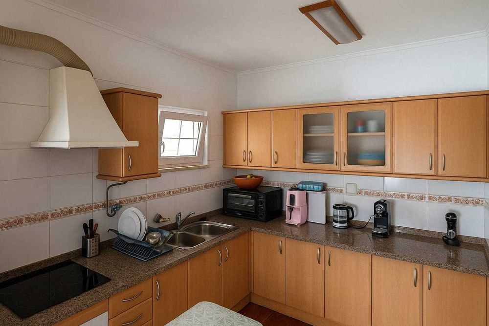 Quarto em Sobreda Margem Sul: Contrato + Água e Wifi Incluídos