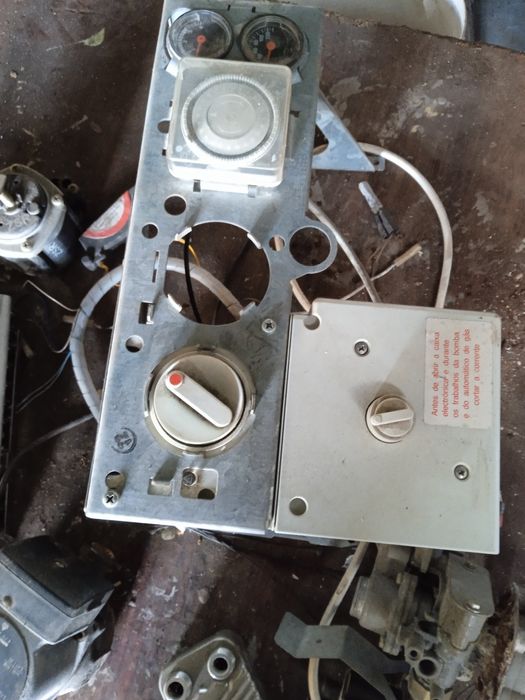 Caldeira a gás desmontada em peças vendo a peça