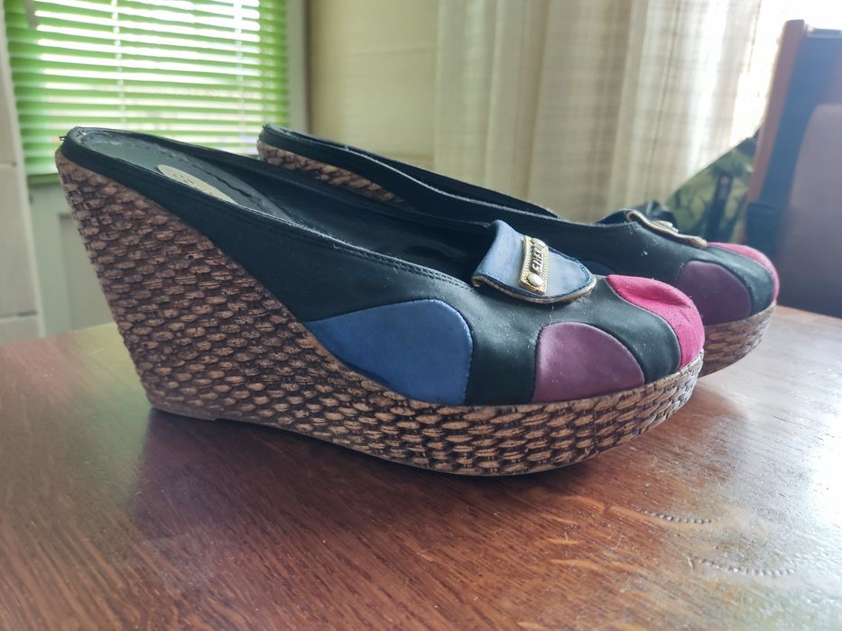 Шльопанці закриті на платформі