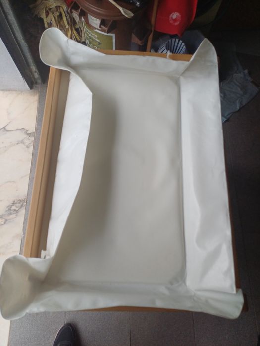 Armário muda fraldas com acessório