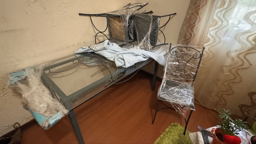Mesa de vidro + 4 cadeiras