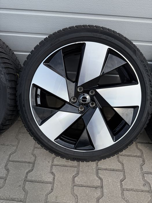 Koła zimowe 20” Volvo XC40 235/45/20-255/40/20 Pirelli 2022R