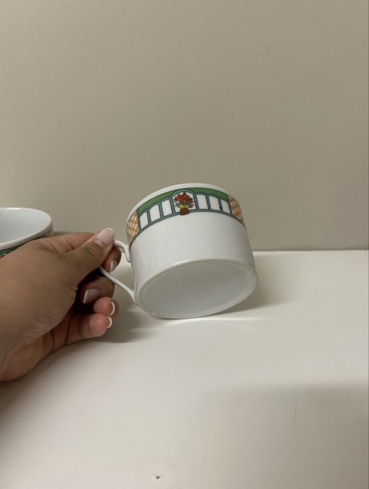 2 chávenas de chá em porcelana
