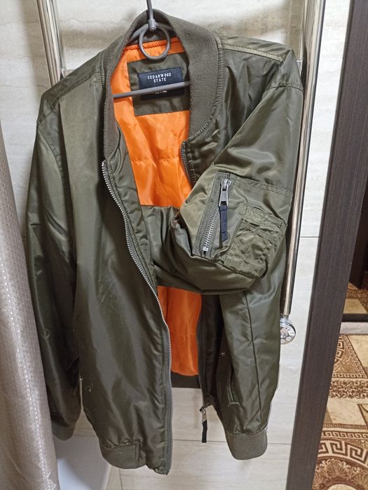 Бомбер мужской оливкового цвета