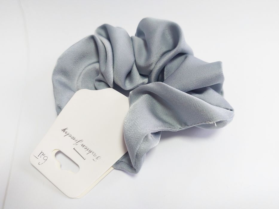 Szara gumka scrunchie