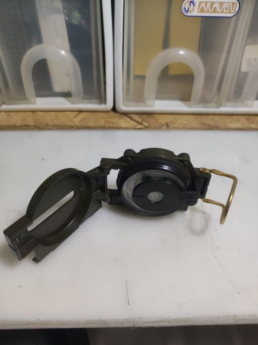 Bússola antiga de bolso