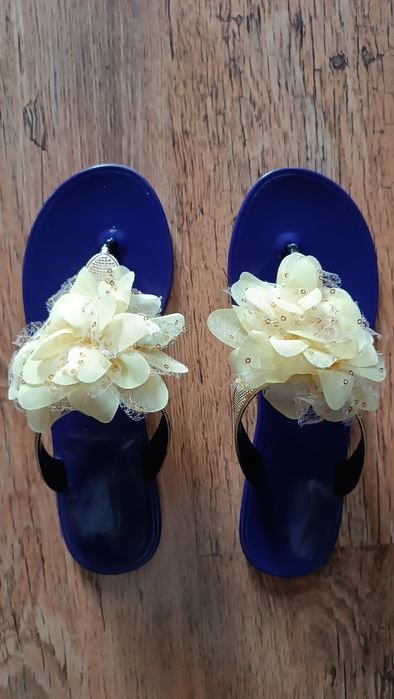 Śliczne klapki z kwiatkiem