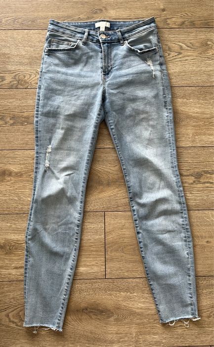 Jasnoniebieskie jeansy skinny z przetarciami H&M r. 36