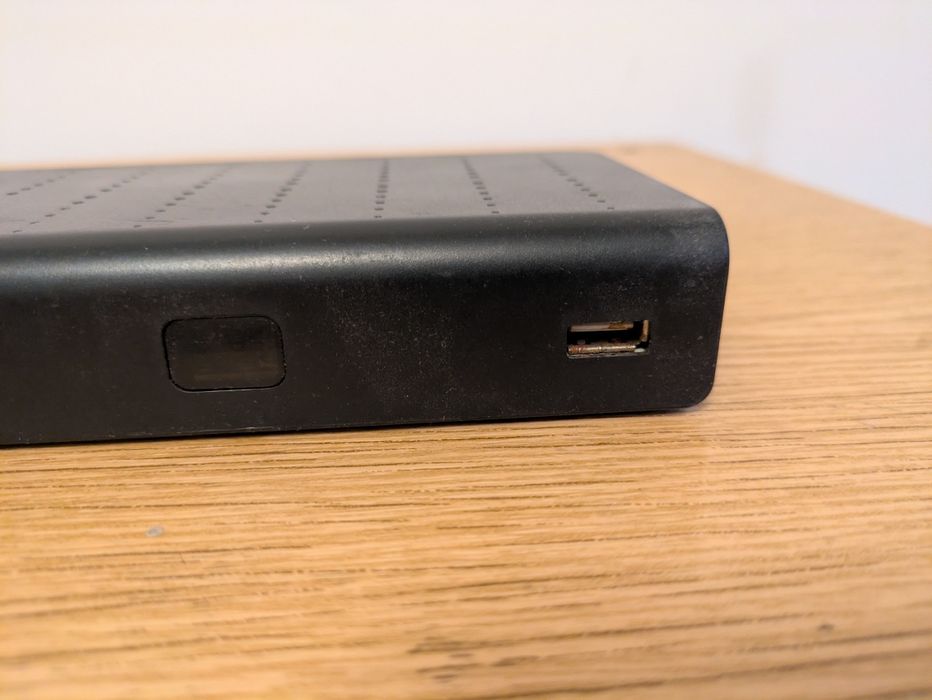 Dekoder DVB-T 1 z pilotem i kablem zasilającym