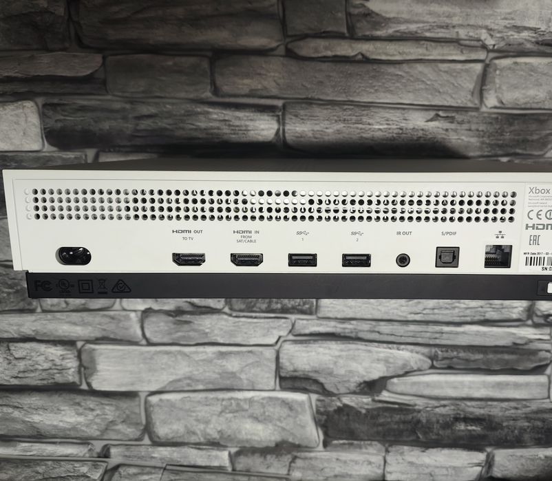 Konsola XBOX One S, 500GB + pad. Bardzo dobry stan.