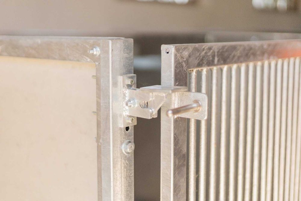 Продаж ферми з підсобними приміщеннями