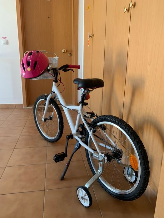 Bicicleta de menina nova com cesto,campainha e rodinhas.