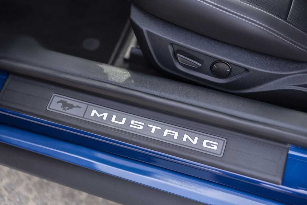 Оригинальные пороги с подсветкой, накладки Ford Mustang 2015-2023