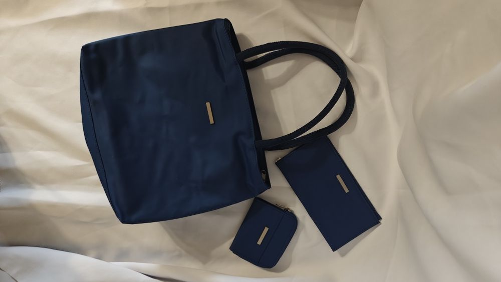 Niebieska torebka z dwoma portfelikami