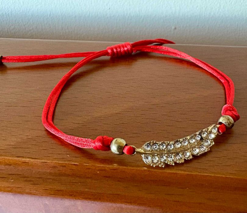 Pulseira Vermelha com Charm Dourado