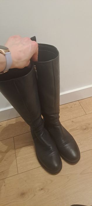 Czarne skórzane płaskie kozaki firmy Maciejka