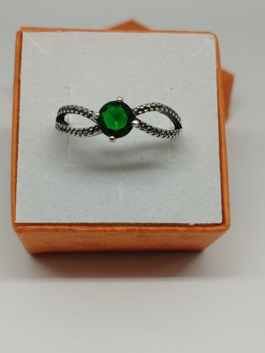 Srebrny pierścionek z zielonym kamieniem, próba 925, rozmiar 22