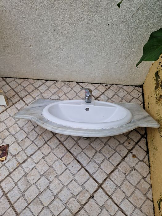 Lavatório cerâmico com torneira