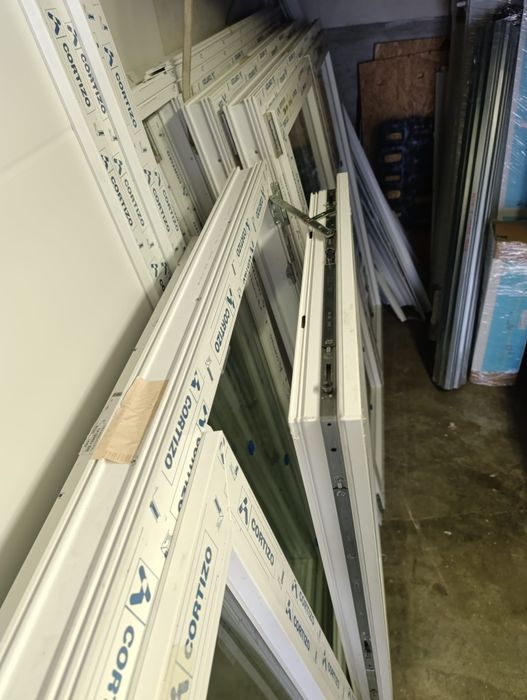 Janela em PVC branca oscilobatente