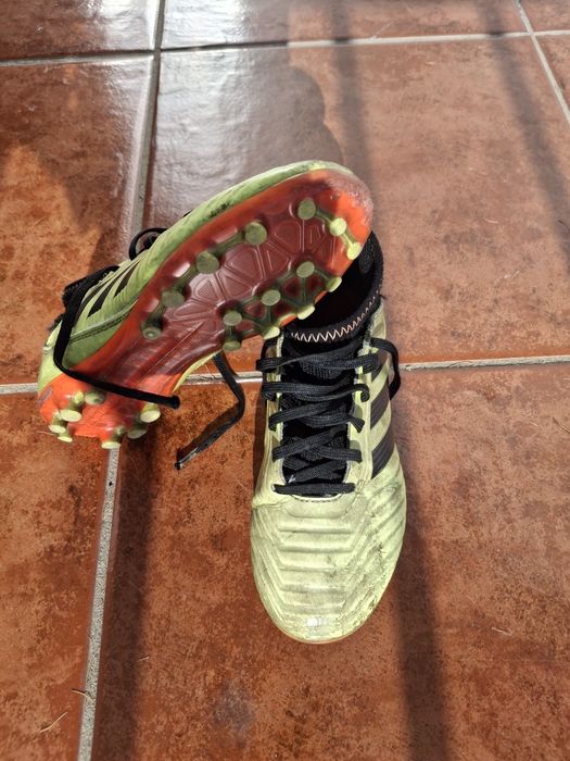 Chuteiras de criança em bom estado