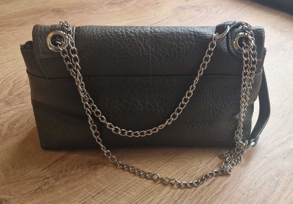 Carteira Cortefiel ecopele com corrente metálica