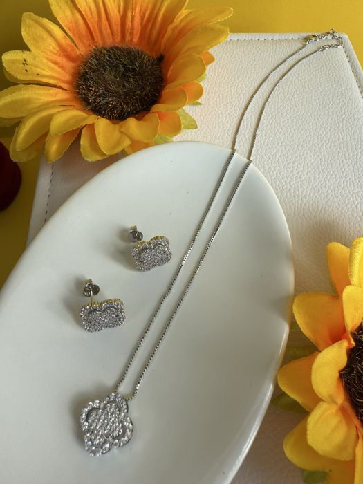 Conjunto trevo cravejado com pedras de zirconia semijoia