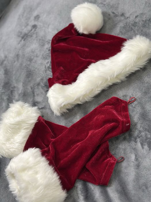 красный бархатный новогодний костюм с белой меховой отделкой.