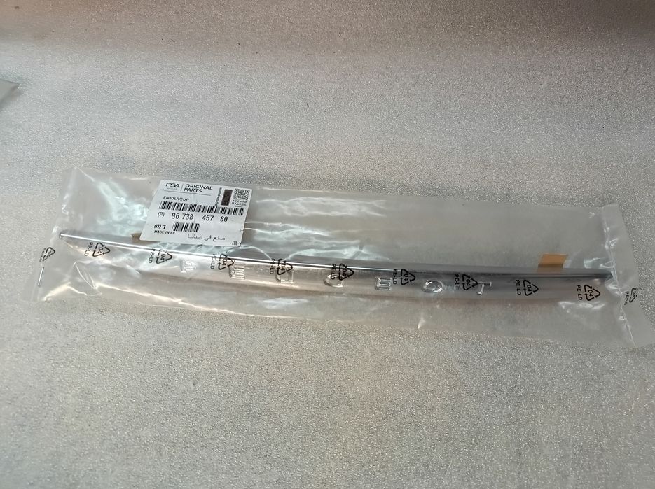 Emblemat Znaczek LISTWA KLAPY PEUGEOT 208 12-18 9673845780 OE