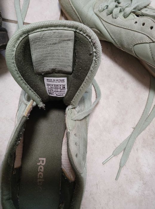 Розпродаж взуття reebok кросівки ugg угі натуральні босоніжки жіночі