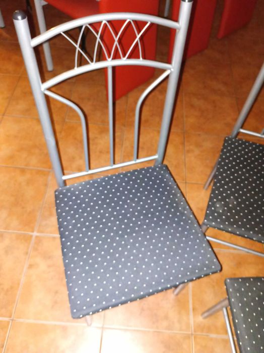 3 cadeiras metalicas e almofadadas