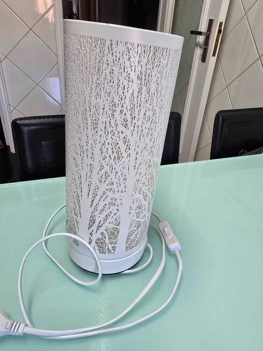 Candeeiro branco com relevo