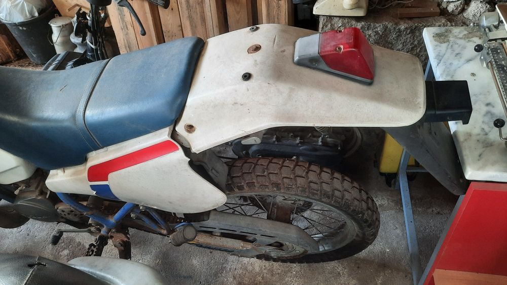 Mota Suzuki, sem documentos, motor colado. Parada ha 3 anos.