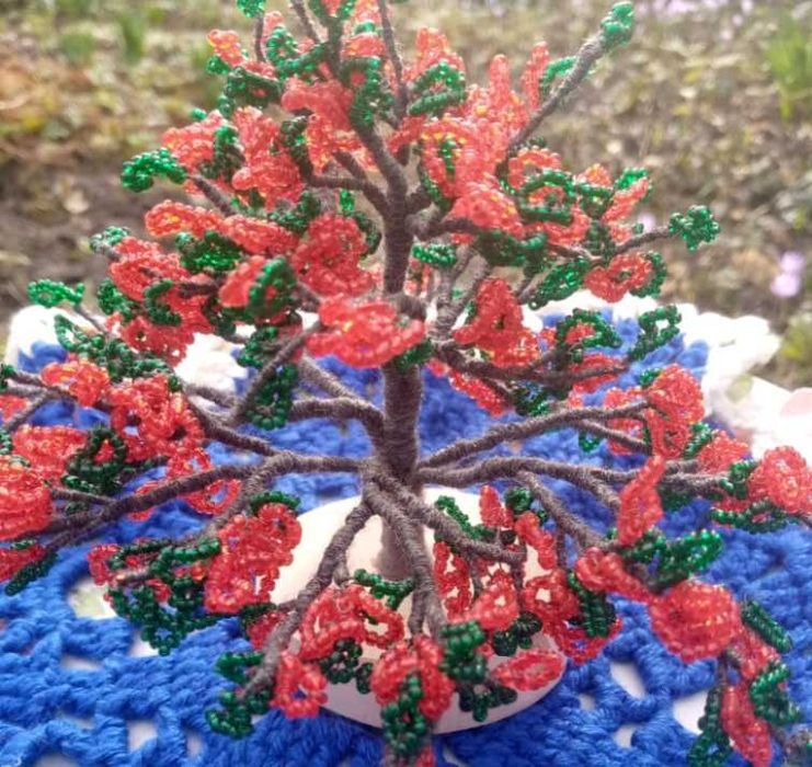 Дерево з бісеру червоного кольору...