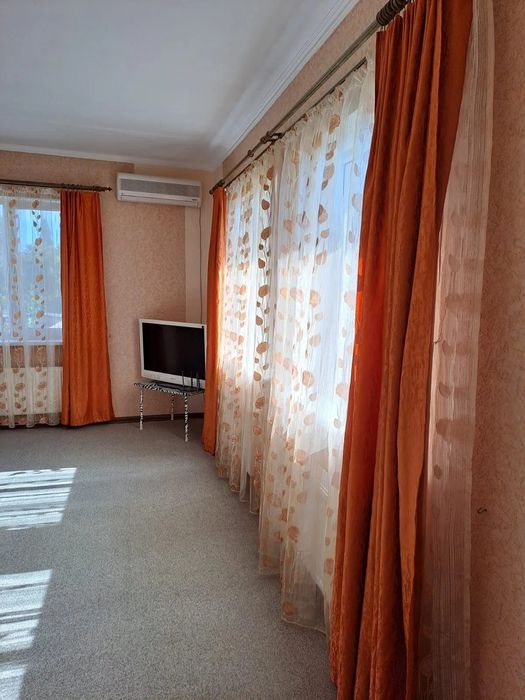 Продам двоповерховий будинок в Новомиколаївці.