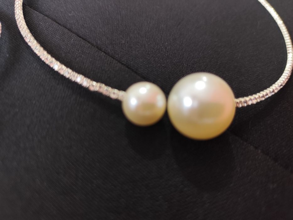 Conjunto de colar e pulseira com pérolas e brilhos