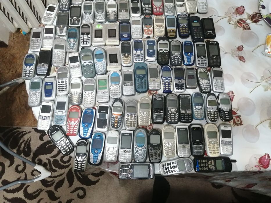 Продам лот телефонів сіменс а52 а57 с62 с75 сріблястого кольору