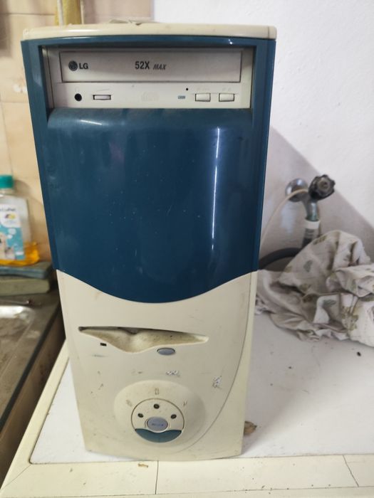 Torre e monitor antigo