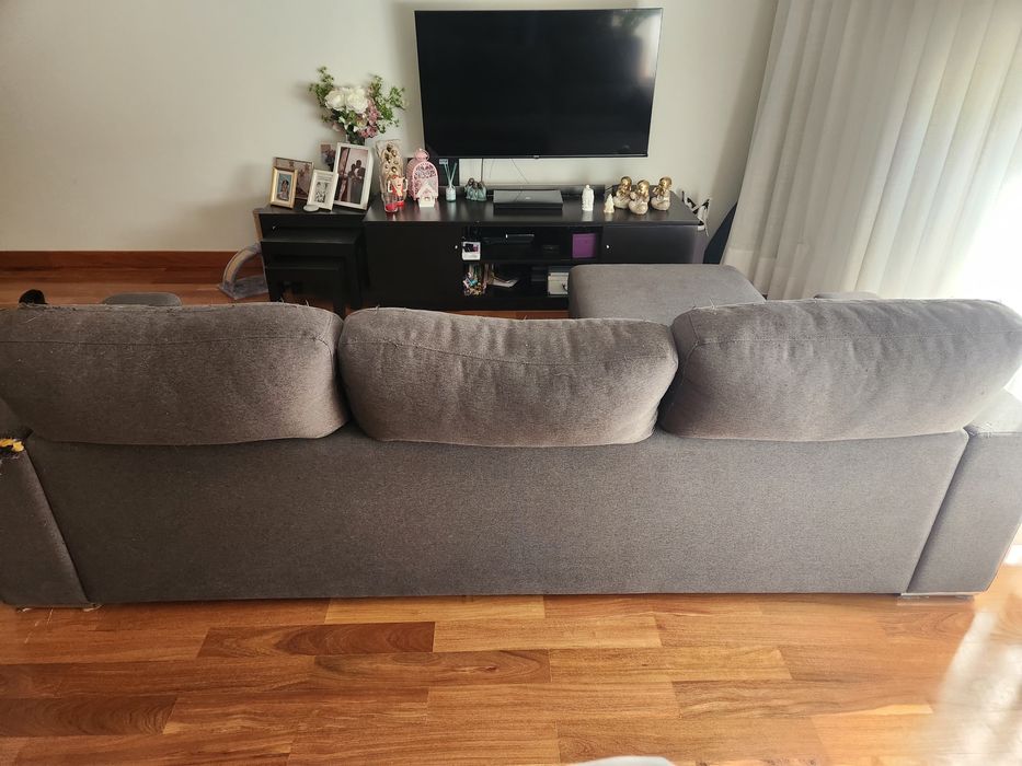 Sofá 3 lugares extensível com puff