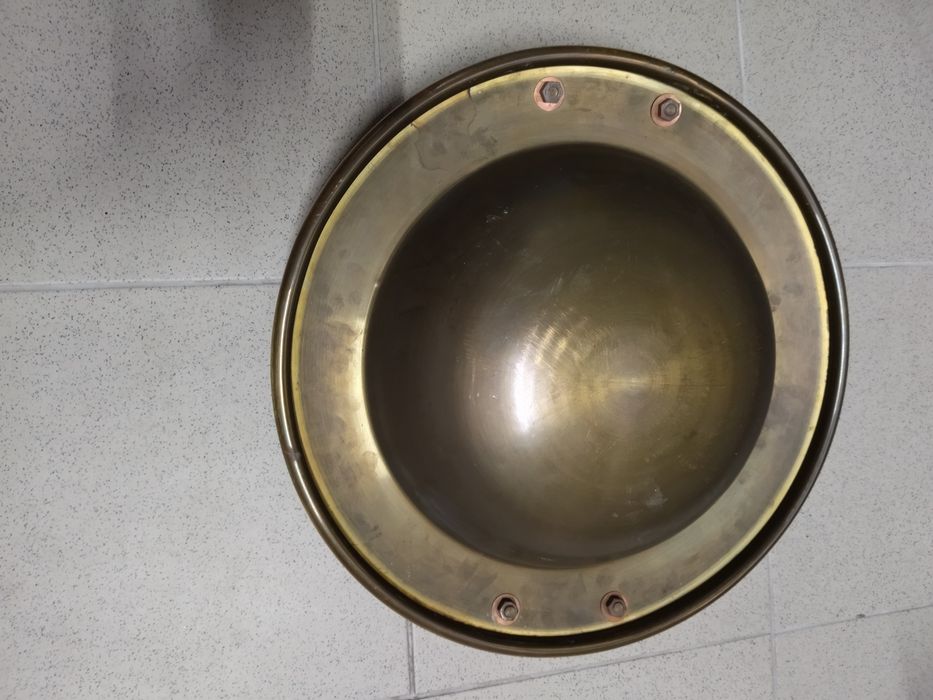 Braseira antiga com asas