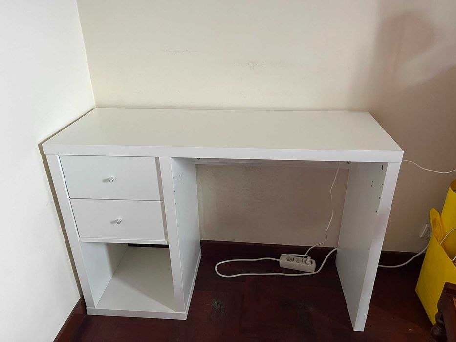 Secretária Branca IKEA – Como Nova | 111x39 cm | Arrumação + Gestão de Cabos