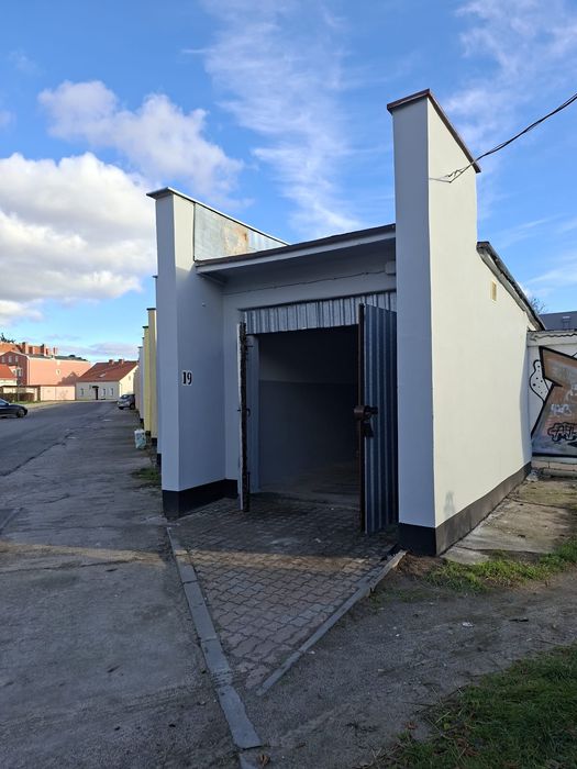 ### Odnowiony Garaż z Kanałem na Sprzedaż ###