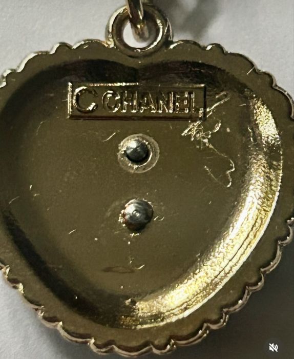 Eleganckie kolczyki zrobione z logowanych zawieszek