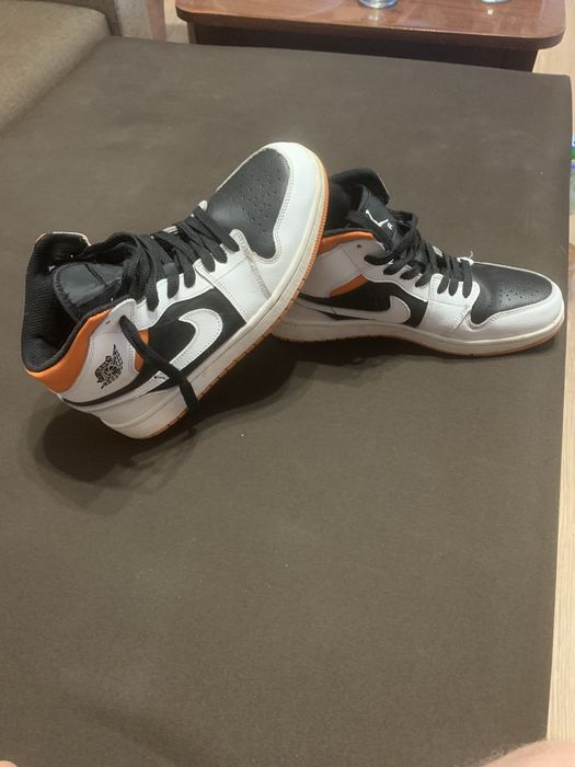 Кросівки Nike Air Jordan 1 Mid Black Toe Orange (Помаранчеві),довжина устілки 25 см