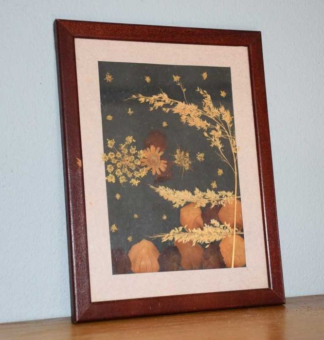 Quadro artesanal feito com folhas secas – assinado pela autora (1994)